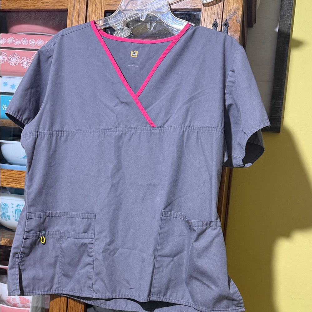 Flash sale🔥Women's Gray Scrub Top with Pink Trim